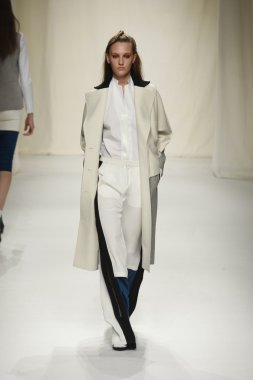 Paris, Fransa - Mart 07: 7 Mart 2011 de paris, Fransa paris moda haftası sırasında sonbahar kış 2011 2012 gösteri giymeye hazır comuun sırasında pist model yürür