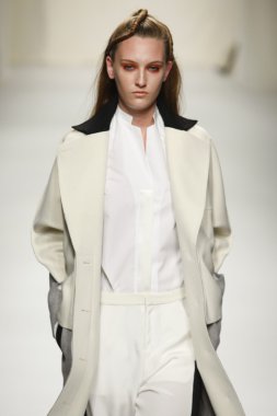 Paris, Fransa - Mart 07: 7 Mart 2011 de paris, Fransa paris moda haftası sırasında sonbahar kış 2011 2012 gösteri giymeye hazır comuun sırasında pist model yürür