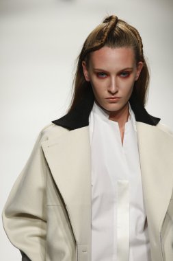 Paris, Fransa - Mart 07: 7 Mart 2011 de paris, Fransa paris moda haftası sırasında sonbahar kış 2011 2012 gösteri giymeye hazır comuun sırasında pist model yürür