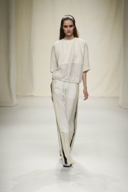 Paris, Fransa - Mart 07: 7 Mart 2011 de paris, Fransa paris moda haftası sırasında sonbahar kış 2011 2012 gösteri giymeye hazır comuun sırasında pist model yürür