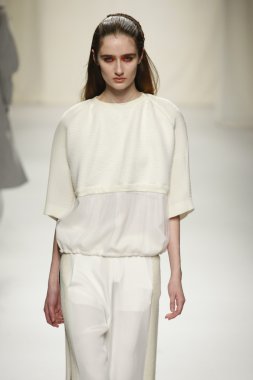 Paris, Fransa - Mart 07: 7 Mart 2011 de paris, Fransa paris moda haftası sırasında sonbahar kış 2011 2012 gösteri giymeye hazır comuun sırasında pist model yürür