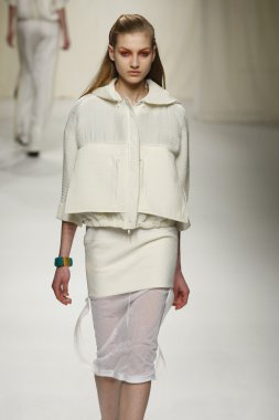 Paris, Fransa - Mart 07: 7 Mart 2011 de paris, Fransa paris moda haftası sırasında sonbahar kış 2011 2012 gösteri giymeye hazır comuun sırasında pist model yürür