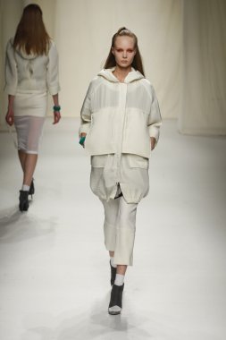 Paris, Fransa - Mart 07: 7 Mart 2011 de paris, Fransa paris moda haftası sırasında sonbahar kış 2011 2012 gösteri giymeye hazır comuun sırasında pist model yürür