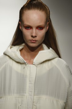 Paris, Fransa - Mart 07: 7 Mart 2011 de paris, Fransa paris moda haftası sırasında sonbahar kış 2011 2012 gösteri giymeye hazır comuun sırasında pist model yürür