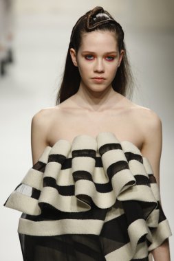 Paris, Fransa - Mart 07: 7 Mart 2011 de paris, Fransa paris moda haftası sırasında sonbahar kış 2011 2012 gösteri giymeye hazır comuun sırasında pist model yürür