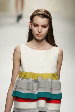 Paris, Fransa - Mart 07: 7 Mart 2011 de paris, Fransa paris moda haftası sırasında sonbahar kış 2011 2012 gösteri giymeye hazır comuun sırasında pist model yürür