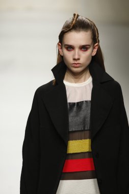 Paris, Fransa - Mart 07: 7 Mart 2011 de paris, Fransa paris moda haftası sırasında sonbahar kış 2011 2012 gösteri giymeye hazır comuun sırasında pist model yürür