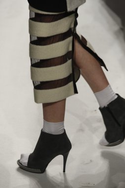 Paris, Fransa - Mart 07: 7 Mart 2011 de paris, Fransa paris moda haftası sırasında sonbahar kış 2011 2012 gösteri giymeye hazır comuun sırasında pist model yürür