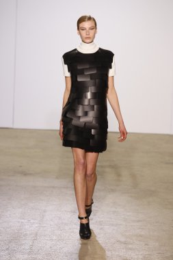 Paris, Fransa - Mart 06: bir model 6 Mart 2011 de paris, Fransa paris moda haftası sırasında kostüm Ulusal moda şovunda pist yürür