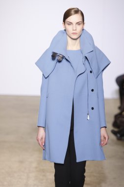 Paris, Fransa - Mart 06: bir model 6 Mart 2011 de paris, Fransa paris moda haftası sırasında kostüm Ulusal moda şovunda pist yürür