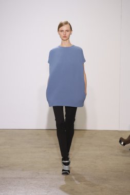 Paris, Fransa - Mart 06: bir model 6 Mart 2011 de paris, Fransa paris moda haftası sırasında kostüm Ulusal moda şovunda pist yürür