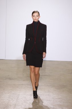 Paris, Fransa - Mart 06: bir model 6 Mart 2011 de paris, Fransa paris moda haftası sırasında kostüm Ulusal moda şovunda pist yürür