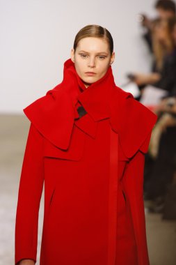 Paris, Fransa - Mart 06: bir model 6 Mart 2011 de paris, Fransa paris moda haftası sırasında kostüm Ulusal moda şovunda pist yürür