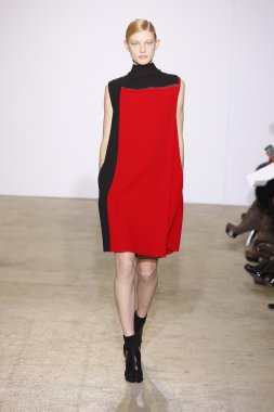 Paris, Fransa - Mart 06: bir model 6 Mart 2011 de paris, Fransa paris moda haftası sırasında kostüm Ulusal moda şovunda pist yürür