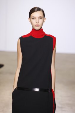 Paris, Fransa - Mart 06: bir model 6 Mart 2011 de paris, Fransa paris moda haftası sırasında kostüm Ulusal moda şovunda pist yürür