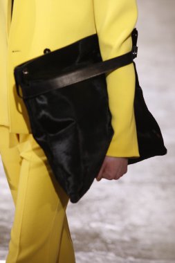 Paris, Fransa - Mart 06: bir model 6 Mart 2011 de paris, Fransa paris moda haftası sırasında kostüm Ulusal moda şovunda pist yürür