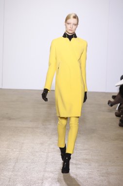 Paris, Fransa - Mart 06: bir model 6 Mart 2011 de paris, Fransa paris moda haftası sırasında kostüm Ulusal moda şovunda pist yürür