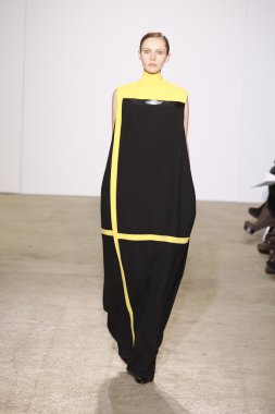 Paris, Fransa - Mart 06: bir model 6 Mart 2011 de paris, Fransa paris moda haftası sırasında kostüm Ulusal moda şovunda pist yürür