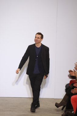 Paris, Fransa - Mart 06: bir model 6 Mart 2011 de paris, Fransa paris moda haftası sırasında kostüm Ulusal moda şovunda pist yürür