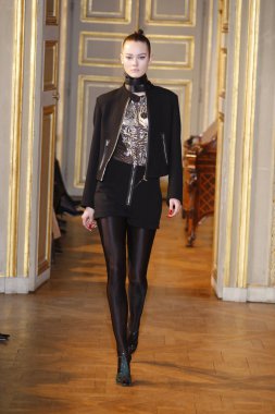 Paris - Mart 08: emmanuel ungaro paris kadın giyim moda haftası düşmek gibi kış 2011 otel westin, Mart 8, 2010, paris, Fransa, gösteri giymeye hazır sırasında pist model yürür