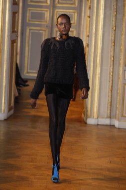 Paris - Mart 08: emmanuel ungaro paris kadın giyim moda haftası düşmek gibi kış 2011 otel westin, Mart 8, 2010, paris, Fransa, gösteri giymeye hazır sırasında pist model yürür