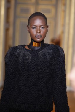 Paris - Mart 08: emmanuel ungaro paris kadın giyim moda haftası düşmek gibi kış 2011 otel westin, Mart 8, 2010, paris, Fransa, gösteri giymeye hazır sırasında pist model yürür