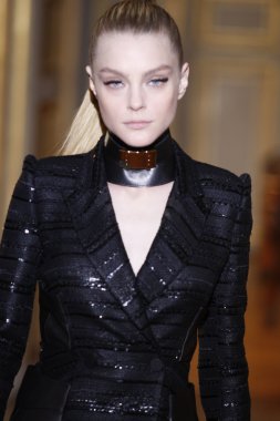 Paris - Mart 08: emmanuel ungaro paris kadın giyim moda haftası düşmek gibi kış 2011 otel westin, Mart 8, 2010, paris, Fransa, gösteri giymeye hazır sırasında pist model yürür