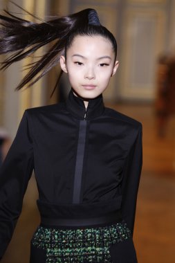 Paris - Mart 08: emmanuel ungaro paris kadın giyim moda haftası düşmek gibi kış 2011 otel westin, Mart 8, 2010, paris, Fransa, gösteri giymeye hazır sırasında pist model yürür