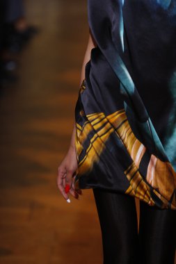 Paris - Mart 08: emmanuel ungaro paris kadın giyim moda haftası düşmek gibi kış 2011 otel westin, Mart 8, 2010, paris, Fransa, gösteri giymeye hazır sırasında pist model yürür