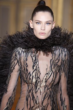 Paris - Mart 08: emmanuel ungaro paris kadın giyim moda haftası düşmek gibi kış 2011 otel westin, Mart 8, 2010, paris, Fransa, gösteri giymeye hazır sırasında pist model yürür