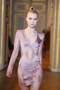 Paris - Mart 08: emmanuel ungaro paris kadın giyim moda haftası düşmek gibi kış 2011 otel westin, Mart 8, 2010, paris, Fransa, gösteri giymeye hazır sırasında pist model yürür