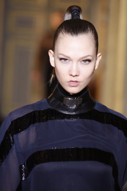 Paris - Mart 08: emmanuel ungaro paris kadın giyim moda haftası düşmek gibi kış 2011 otel westin, Mart 8, 2010, paris, Fransa, gösteri giymeye hazır sırasında pist model yürür