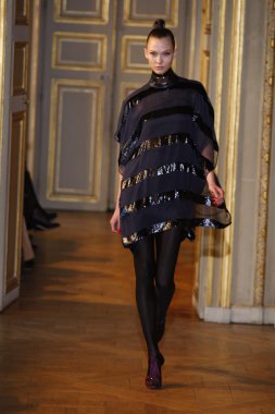 Paris - Mart 08: emmanuel ungaro paris kadın giyim moda haftası düşmek gibi kış 2011 otel westin, Mart 8, 2010, paris, Fransa, gösteri giymeye hazır sırasında pist model yürür