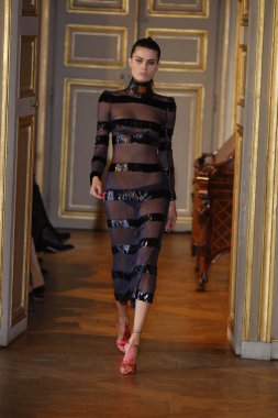 Paris - Mart 08: emmanuel ungaro paris kadın giyim moda haftası düşmek gibi kış 2011 otel westin, Mart 8, 2010, paris, Fransa, gösteri giymeye hazır sırasında pist model yürür
