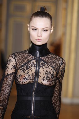 Paris - Mart 08: emmanuel ungaro paris kadın giyim moda haftası düşmek gibi kış 2011 otel westin, Mart 8, 2010, paris, Fransa, gösteri giymeye hazır sırasında pist model yürür