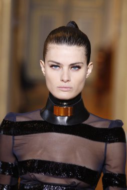 Paris - Mart 08: emmanuel ungaro paris kadın giyim moda haftası düşmek gibi kış 2011 otel westin, Mart 8, 2010, paris, Fransa, gösteri giymeye hazır sırasında pist model yürür