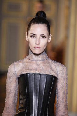 Paris - Mart 08: emmanuel ungaro paris kadın giyim moda haftası düşmek gibi kış 2011 otel westin, Mart 8, 2010, paris, Fransa, gösteri giymeye hazır sırasında pist model yürür