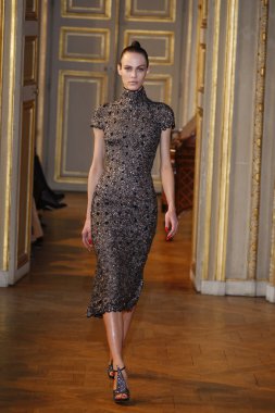 Paris - Mart 08: emmanuel ungaro paris kadın giyim moda haftası düşmek gibi kış 2011 otel westin, Mart 8, 2010, paris, Fransa, gösteri giymeye hazır sırasında pist model yürür