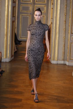 Paris - Mart 08: emmanuel ungaro paris kadın giyim moda haftası düşmek gibi kış 2011 otel westin, Mart 8, 2010, paris, Fransa, gösteri giymeye hazır sırasında pist model yürür