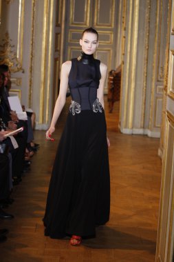 Paris - Mart 08: emmanuel ungaro paris kadın giyim moda haftası düşmek gibi kış 2011 otel westin, Mart 8, 2010, paris, Fransa, gösteri giymeye hazır sırasında pist model yürür