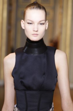 Paris - Mart 08: emmanuel ungaro paris kadın giyim moda haftası düşmek gibi kış 2011 otel westin, Mart 8, 2010, paris, Fransa, gösteri giymeye hazır sırasında pist model yürür