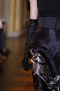 Paris - Mart 08: emmanuel ungaro paris kadın giyim moda haftası düşmek gibi kış 2011 otel westin, Mart 8, 2010, paris, Fransa, gösteri giymeye hazır sırasında pist model yürür