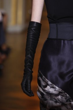 Paris - Mart 08: emmanuel ungaro paris kadın giyim moda haftası düşmek gibi kış 2011 otel westin, Mart 8, 2010, paris, Fransa, gösteri giymeye hazır sırasında pist model yürür
