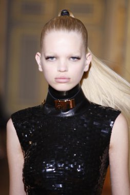 Paris - Mart 08: emmanuel ungaro paris kadın giyim moda haftası düşmek gibi kış 2011 otel westin, Mart 8, 2010, paris, Fransa, gösteri giymeye hazır sırasında pist model yürür