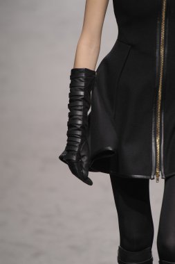 Paris, Fransa - Mart 02: paris moda haftası kapsamında üzerinde 02 Mart 2011 sonbahar kış 2011 show giymeye hazır gareth pugh sırasında pist model yürür