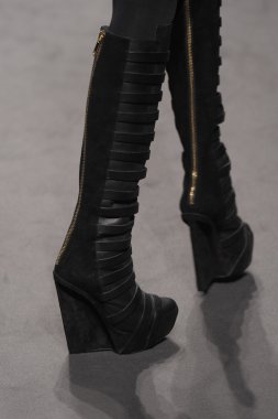 Paris, Fransa - Mart 02: paris moda haftası kapsamında üzerinde 02 Mart 2011 sonbahar kış 2011 show giymeye hazır gareth pugh sırasında pist model yürür