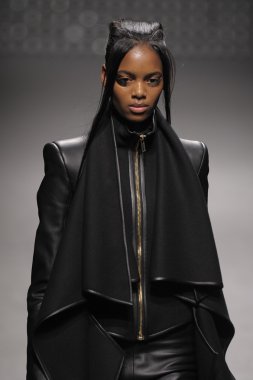 Paris, Fransa - Mart 02: paris moda haftası kapsamında üzerinde 02 Mart 2011 sonbahar kış 2011 show giymeye hazır gareth pugh sırasında pist model yürür