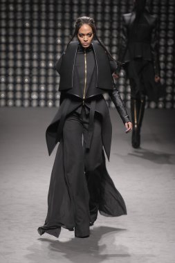 Paris, Fransa - Mart 02: paris moda haftası kapsamında üzerinde 02 Mart 2011 sonbahar kış 2011 show giymeye hazır gareth pugh sırasında pist model yürür
