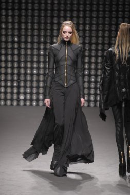Paris, Fransa - Mart 02: paris moda haftası kapsamında üzerinde 02 Mart 2011 sonbahar kış 2011 show giymeye hazır gareth pugh sırasında pist model yürür