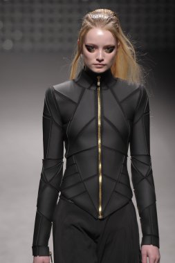 Paris, Fransa - Mart 02: paris moda haftası kapsamında üzerinde 02 Mart 2011 sonbahar kış 2011 show giymeye hazır gareth pugh sırasında pist model yürür
